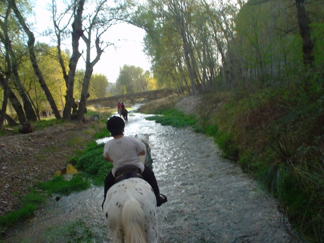 Pasando por el río a caballo